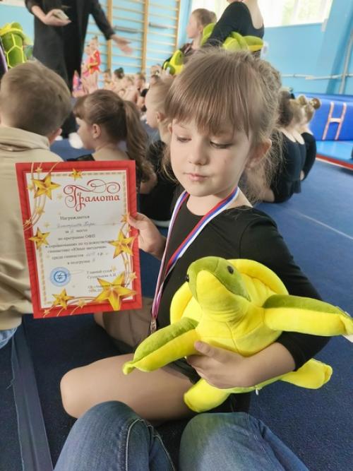 Первые соревнования.  Мамина хитрюшка уже медальницу как у Мамы попросила. 01