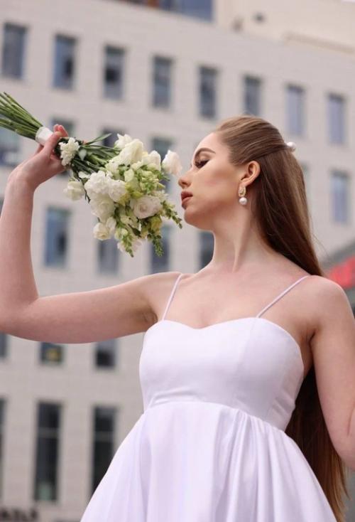 Мы создаем стильные образы для вас под ключ - от выбора свадебного платья до прически и макияжа. 03