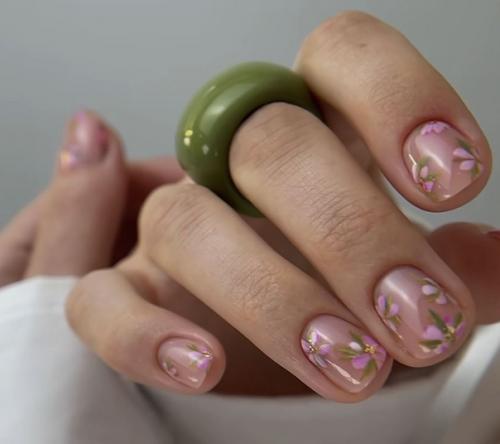 Маникюр с цветами: 10 элегантных идей сезона 2024. 01