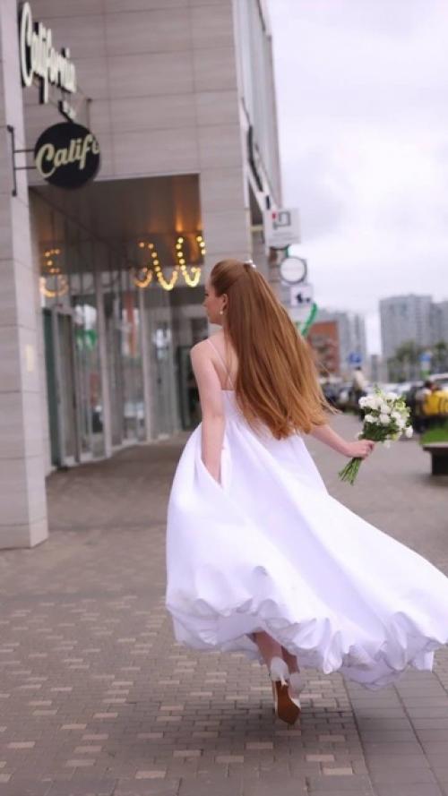 Мы создаем стильные образы для вас под ключ - от выбора свадебного платья до прически и макияжа. 04