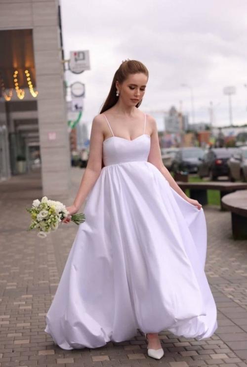 Мы создаем стильные образы для вас под ключ - от выбора свадебного платья до прически и макияжа. 01