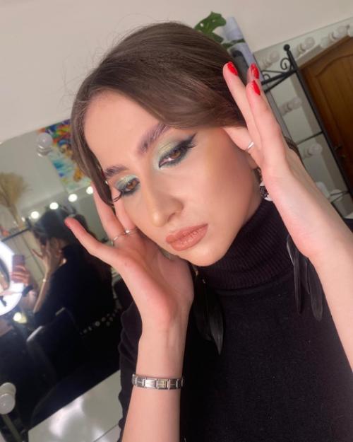 Я дипломированный мастер в поисках новых лиц и поэтому хотела пригласить тебя ко мне на макияж/образ моделью: 02