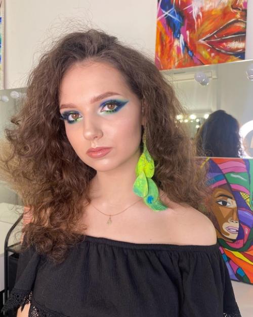 Я дипломированный мастер в поисках новых лиц и поэтому хотела пригласить тебя ко мне на макияж/образ моделью: 03