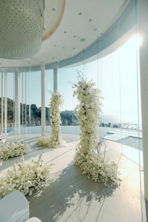 Эта была невероятно красивая свадьба в Таиланде на шикарной вилле у моря. 02