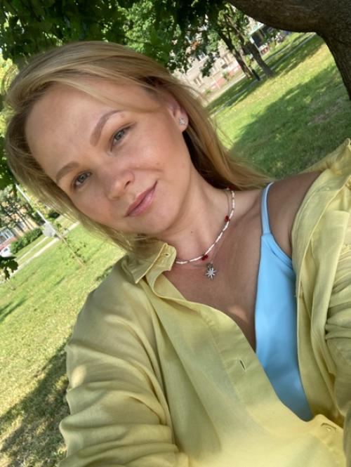 Как выглядит стильная мама в спортивно, расслабленном образе на прогулке с детьми? 01