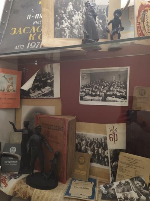 Пока все готовятся к гала-концерту, посещают стилистов по причёске и макияжу, проводят фотосессию. 03