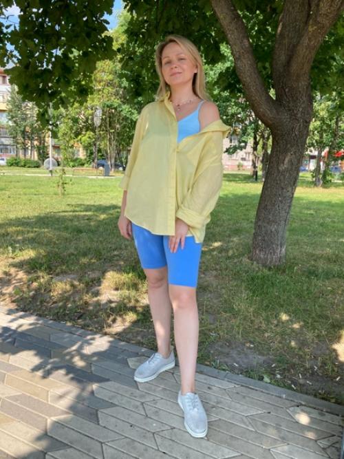 Как выглядит стильная мама в спортивно, расслабленном образе на прогулке с детьми? 02