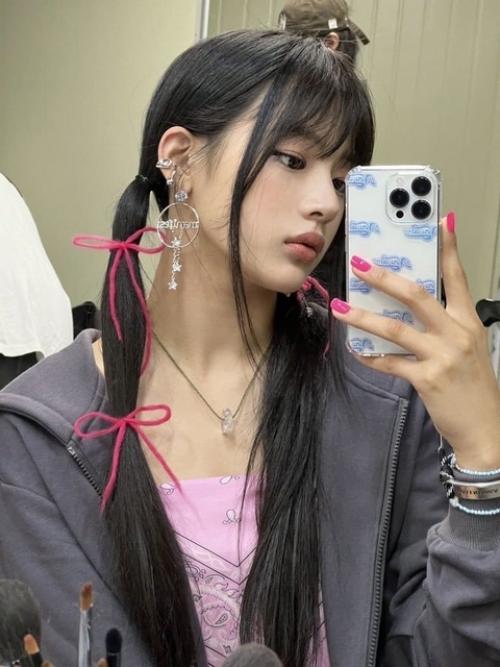 Поклонники обсуждают, выглядит ли минджи из Newjeans лучше с челкой или без нее. 03