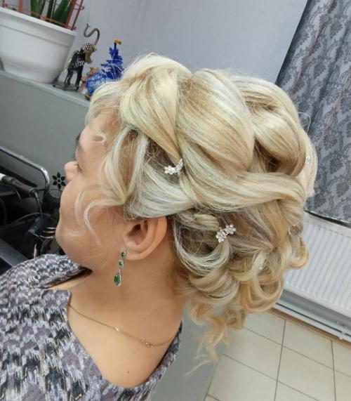 Меня зовут Олеся, я дипломированный парикмахер - универсал со стажем более 20 лет. 08