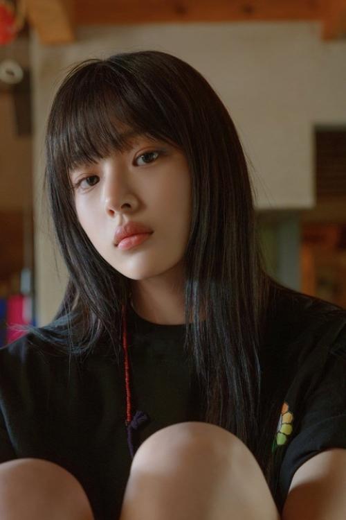 Поклонники обсуждают, выглядит ли минджи из Newjeans лучше с челкой или без нее. 04