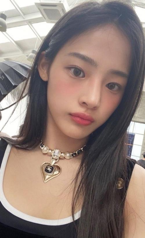 Поклонники обсуждают, выглядит ли минджи из Newjeans лучше с челкой или без нее. 02