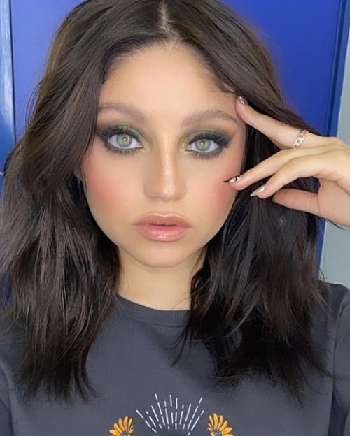 От стилистов, которые работали над образами мексиканки для виртуального концерта, попало пару закадровых фото с прической и макияжем Кароль. 02