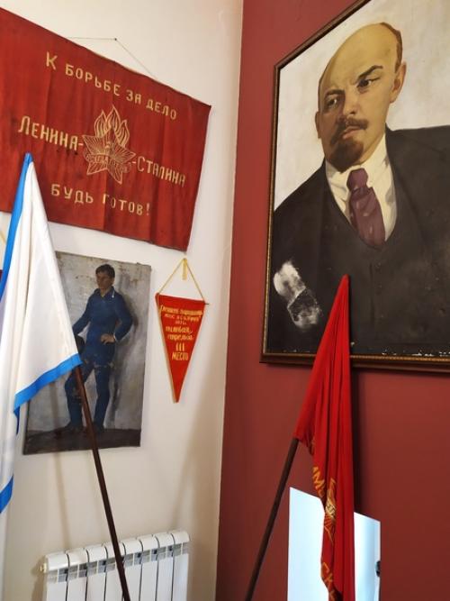 Пока все готовятся к гала-концерту, посещают стилистов по причёске и макияжу, проводят фотосессию. 06