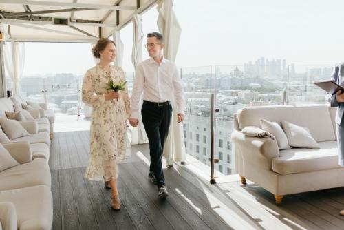 Сезон свадеб в своем разгаре жду на локоны, свадебные прически и вечерние образы, легкий коктейльный макияж. 05