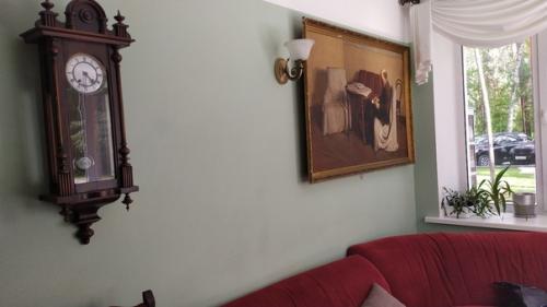 Пока все готовятся к гала-концерту, посещают стилистов по причёске и макияжу, проводят фотосессию. 09