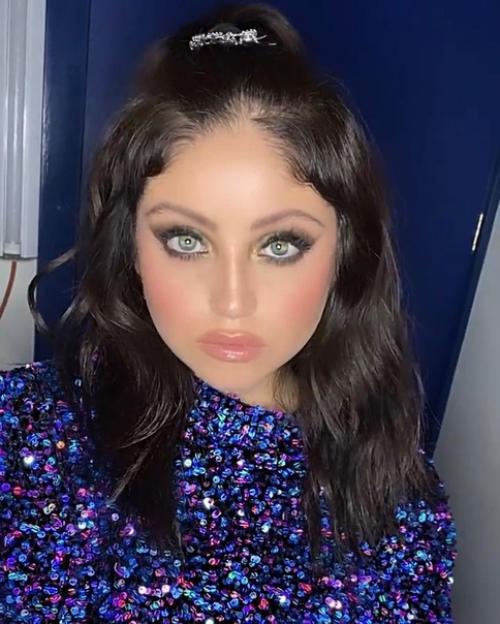 От стилистов, которые работали над образами мексиканки для виртуального концерта, попало пару закадровых фото с прической и макияжем Кароль. 04