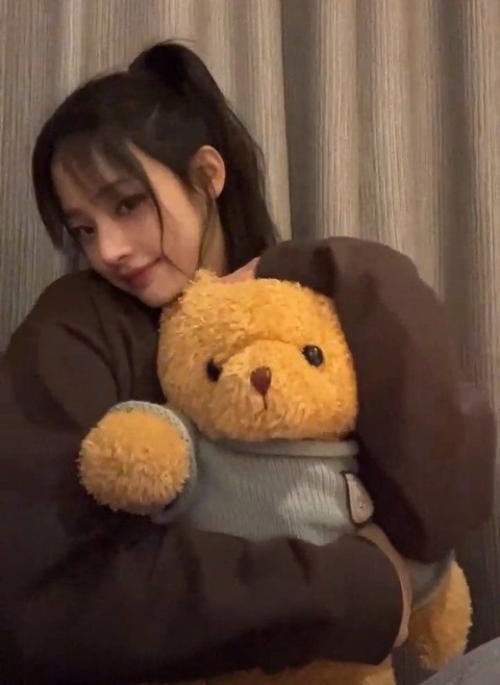 Поклонники обсуждают, выглядит ли минджи из Newjeans лучше с челкой или без нее. 06