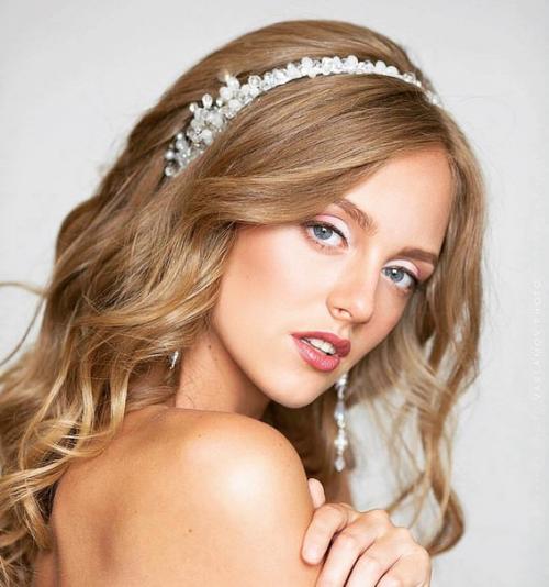 Милые девушки?  Предлагаю услуги визажиста и специалиста по оформлению прически образ и желание обговаривается! 02