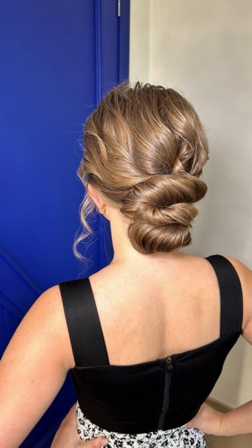 Свадебный сезон в полном разгаре и наши практичные невесты предпочитают примерять образ на себя заранее. 03