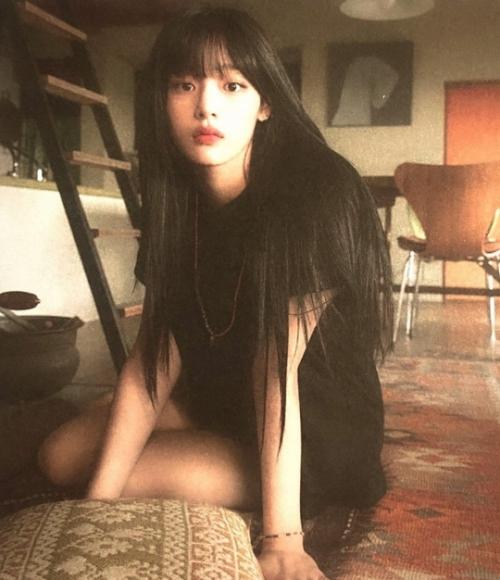 Поклонники обсуждают, выглядит ли минджи из Newjeans лучше с челкой или без нее. 05