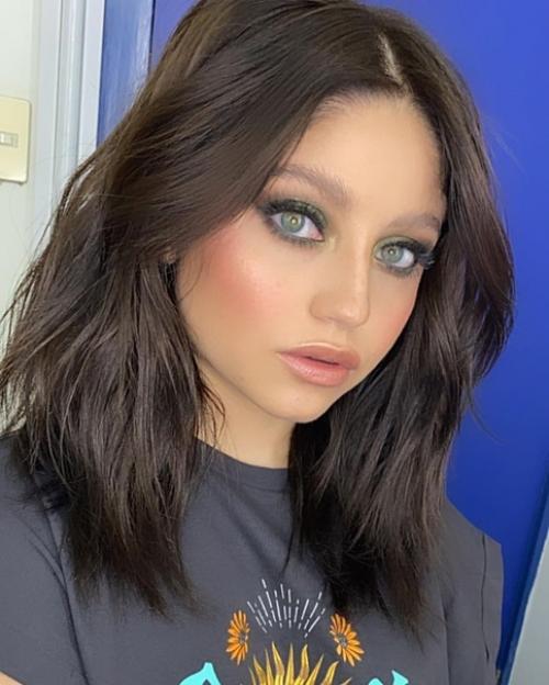 От стилистов, которые работали над образами мексиканки для виртуального концерта, попало пару закадровых фото с прической и макияжем Кароль. 03