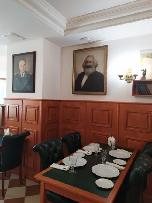 Пока все готовятся к гала-концерту, посещают стилистов по причёске и макияжу, проводят фотосессию. 07