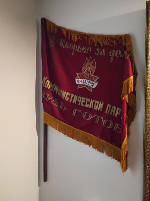 Пока все готовятся к гала-концерту, посещают стилистов по причёске и макияжу, проводят фотосессию. 01