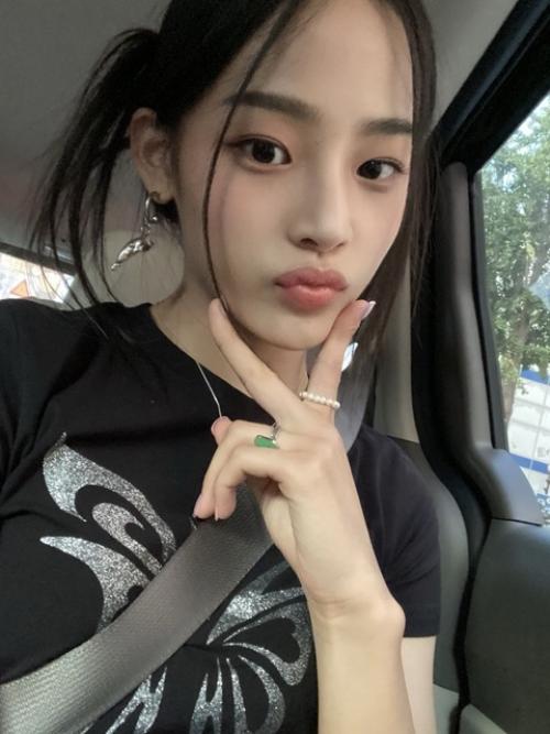 Поклонники обсуждают, выглядит ли минджи из Newjeans лучше с челкой или без нее. 01