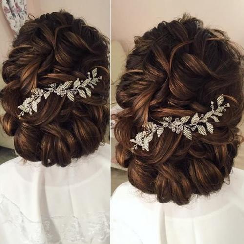 Милые девушки?  Предлагаю услуги визажиста и специалиста по оформлению прически образ и желание обговаривается! 09