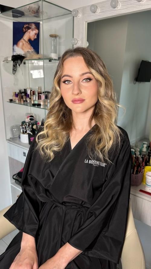 Свадебный сезон в полном разгаре и наши практичные невесты предпочитают примерять образ на себя заранее. 01