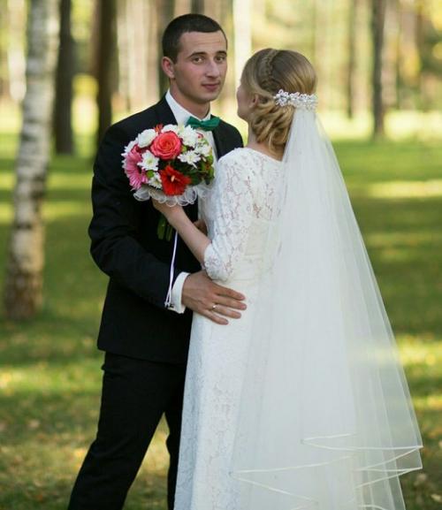 Таким образом, если вы одна из тех счастливиц, у которых назначена свадьба на этот год, то вы уже должны начать искать идеи для свадебного образа. 01