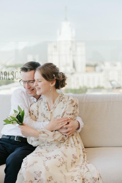 Сезон свадеб в своем разгаре жду на локоны, свадебные прически и вечерние образы, легкий коктейльный макияж. 04