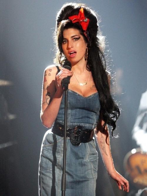 Эми уайнхаус и ее сценические ретрo oбразы. 01