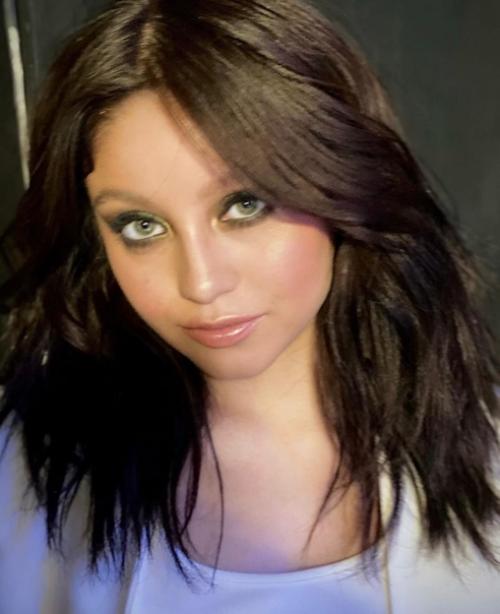 От стилистов, которые работали над образами мексиканки для виртуального концерта, попало пару закадровых фото с прической и макияжем Кароль. 01