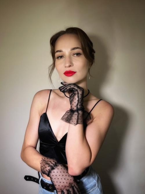 Низкий пучок - отличный пример элегантной собранной прически, которая подойдет практически на любой случай. 01