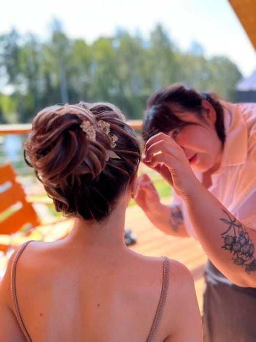 Собирала принцесску на свадьбу свадьбатверь причёску начала чесать в 6 утра в загородном доме, в усадьбе, в д. домотканово. 03