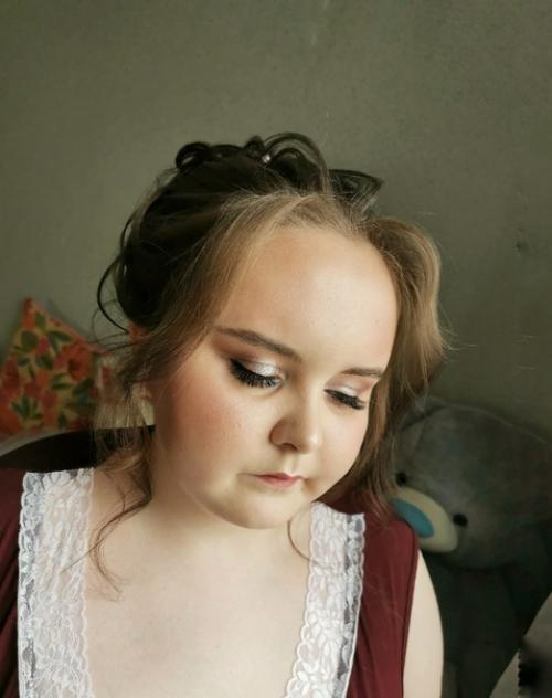 Образ невесты. В голове каждой невесты появляется свой неповторимый образ, включающий не только наряд, но и прическу с макияжем. 02