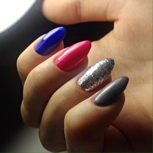 О красоте девушки свидетельствует не только макияж и прическа, но и ухоженные пальчики с опрятным маникюром. 01