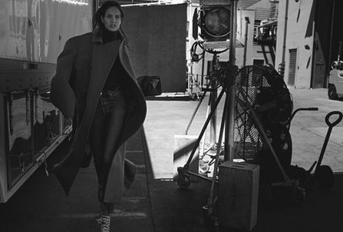 Let's Bounce: Аманда Уэллш в фотосессии Бенни Хорна для Vogue Australia September 2015. 01