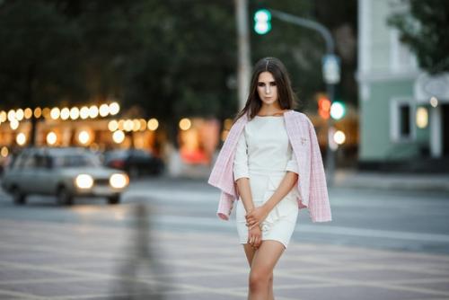 Съемка в городе, да ещё и вечером, когда солнце практически скрылось за горизонтом - это настоящее приключение. 04