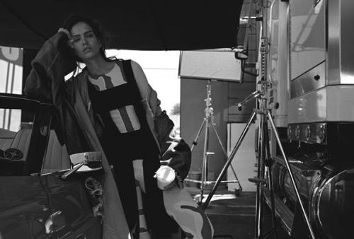 Let's Bounce: Аманда Уэллш в фотосессии Бенни Хорна для Vogue Australia September 2015. 04