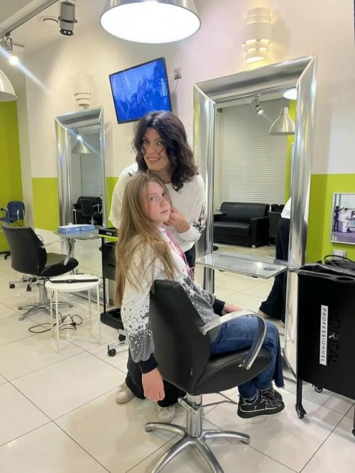Для нас важно не просто сделать прическу или макияж, а подарить вам то самое чувство, когда хочется улыбаться без остановки. 02