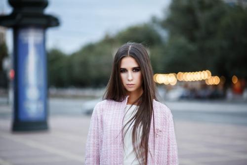 Съемка в городе, да ещё и вечером, когда солнце практически скрылось за горизонтом - это настоящее приключение. 03