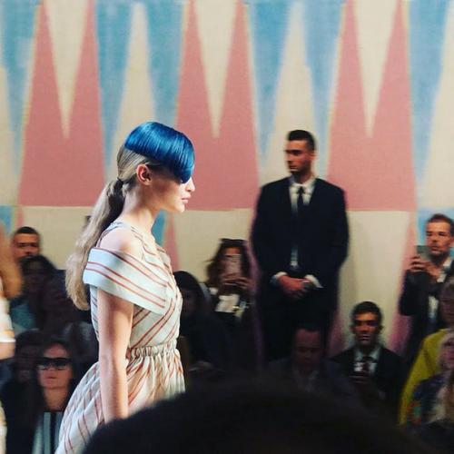 Накладные челки и широкие стрелки на показе Fendi. 01