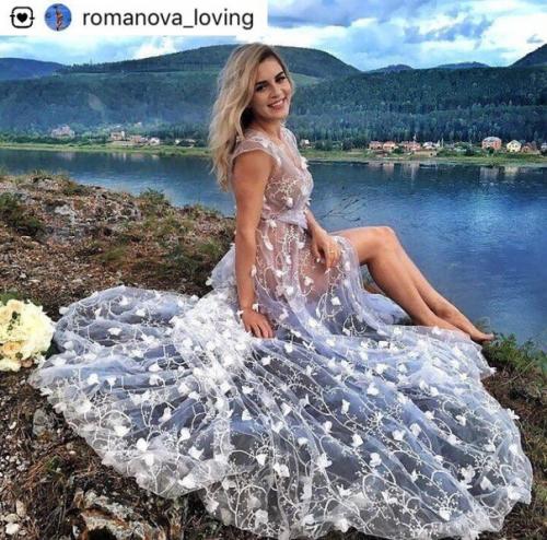 Милые девушки?  Осень потихоньку забирает у нас сочные краски, цветы и зелень. 03