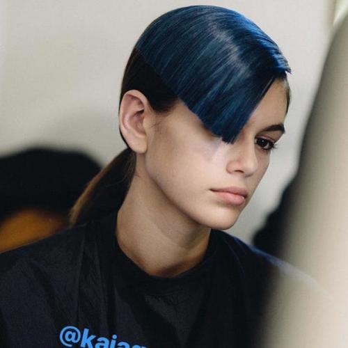 Накладные челки и широкие стрелки на показе Fendi. 07