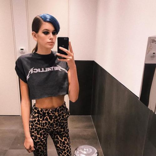 Накладные челки и широкие стрелки на показе Fendi. 04