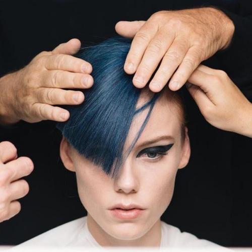 Накладные челки и широкие стрелки на показе Fendi. 06