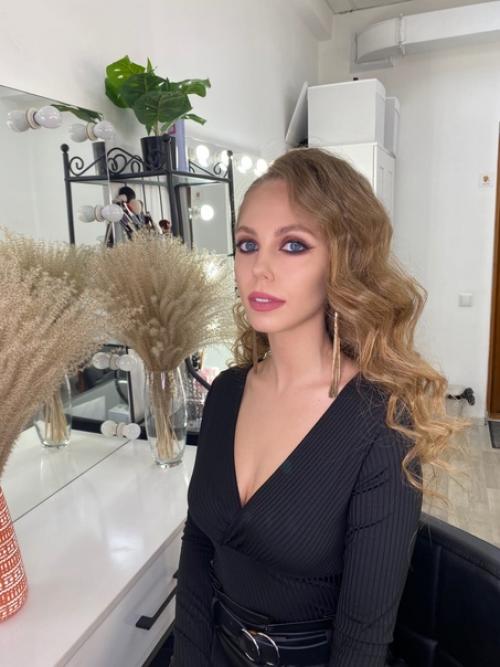 Я дипломированный специалист в поисках новых лиц и поэтому хотела пригласить тебя ко мне на брови или макияж/образ моделью. 03