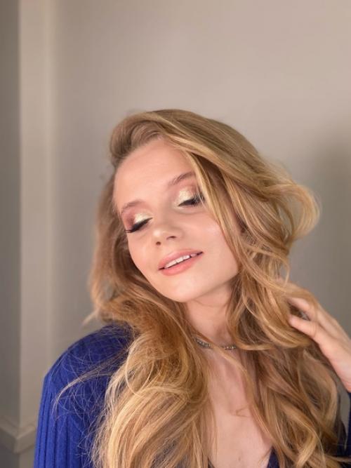 Я дипломированный специалист в поисках новых лиц и поэтому хотела пригласить тебя ко мне на брови или макияж/образ моделью. 05